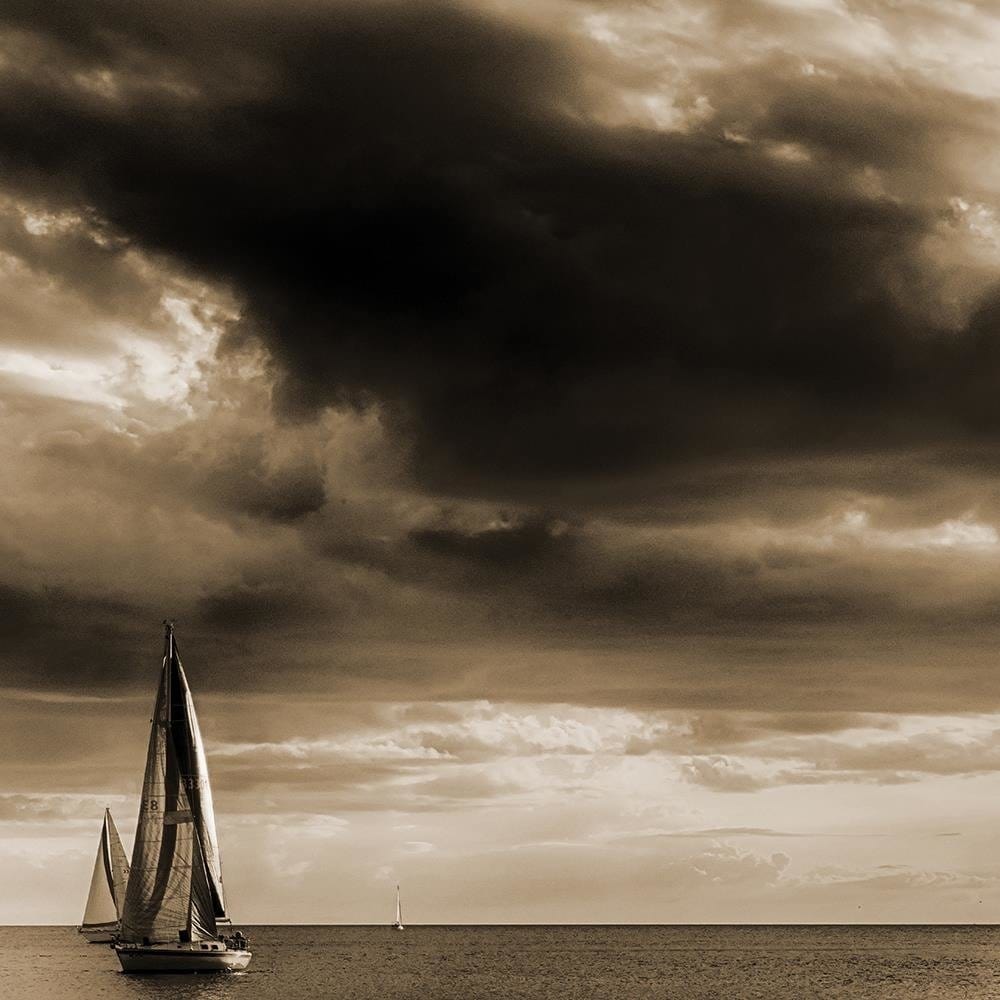 Glezna baltā rāmī - Sailboats At Sea 1 Home Trends DECO