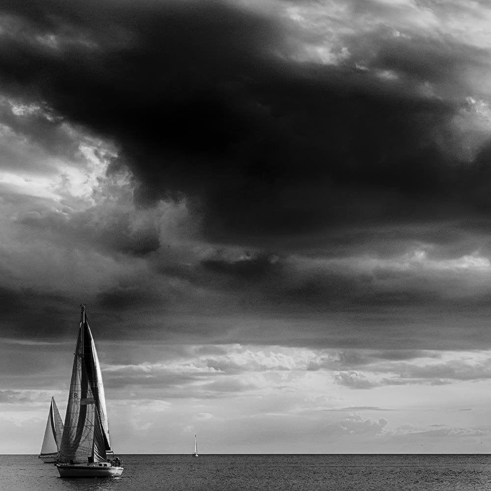 Glezna baltā rāmī - Sailboats At Sea 2 Home Trends DECO