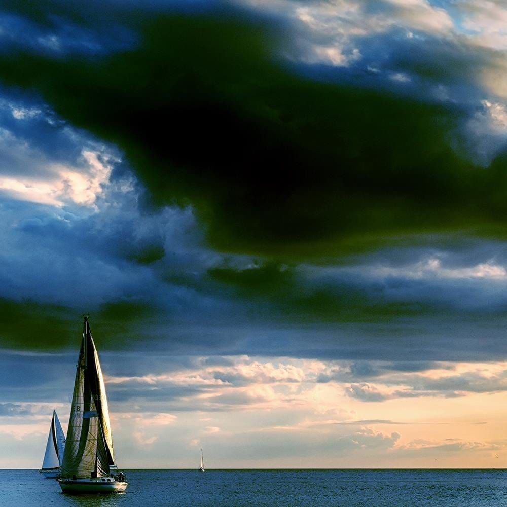 Glezna baltā rāmī - Sailboats At Sea 3 Home Trends DECO