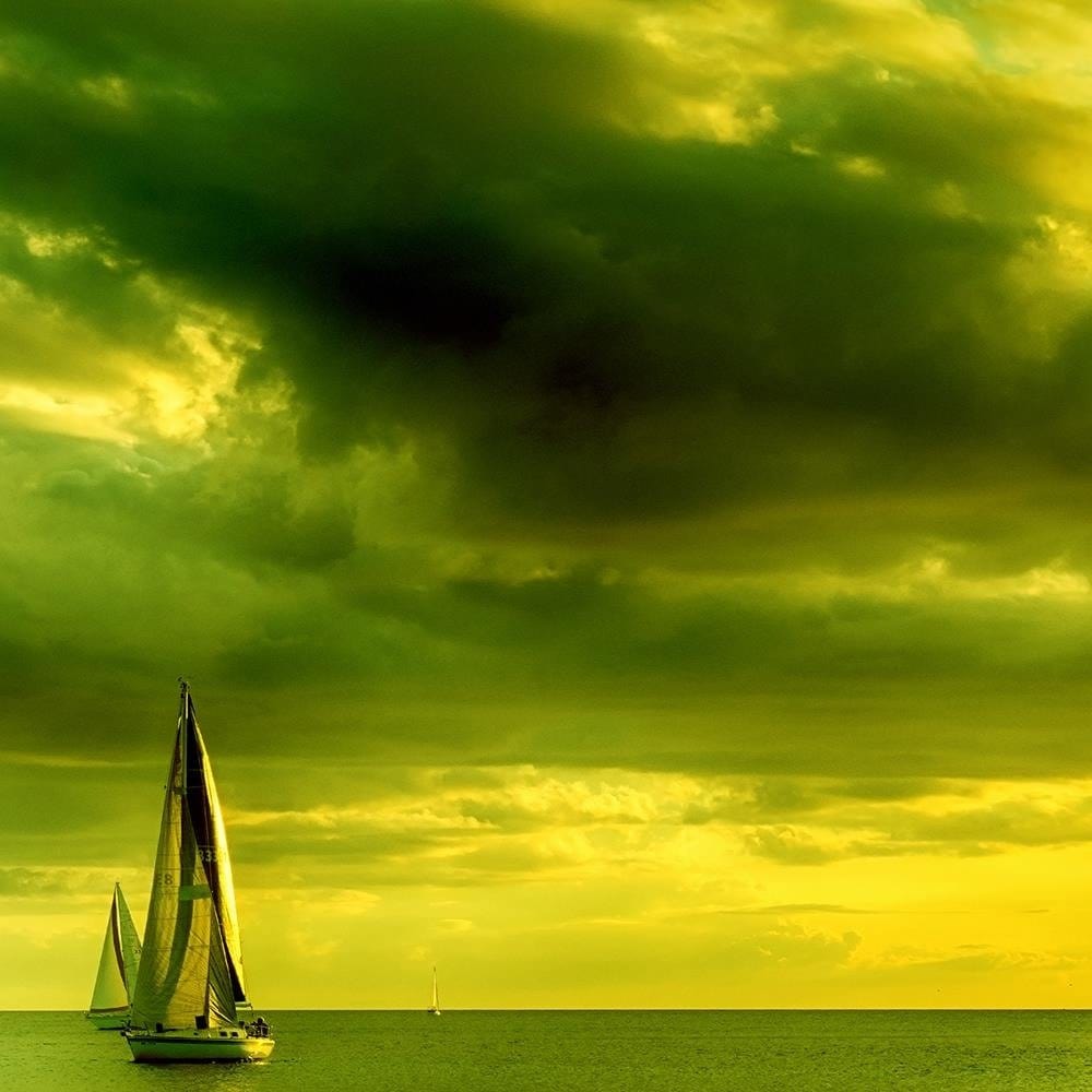 Glezna baltā rāmī - Sailboats At Sea 4 Home Trends DECO