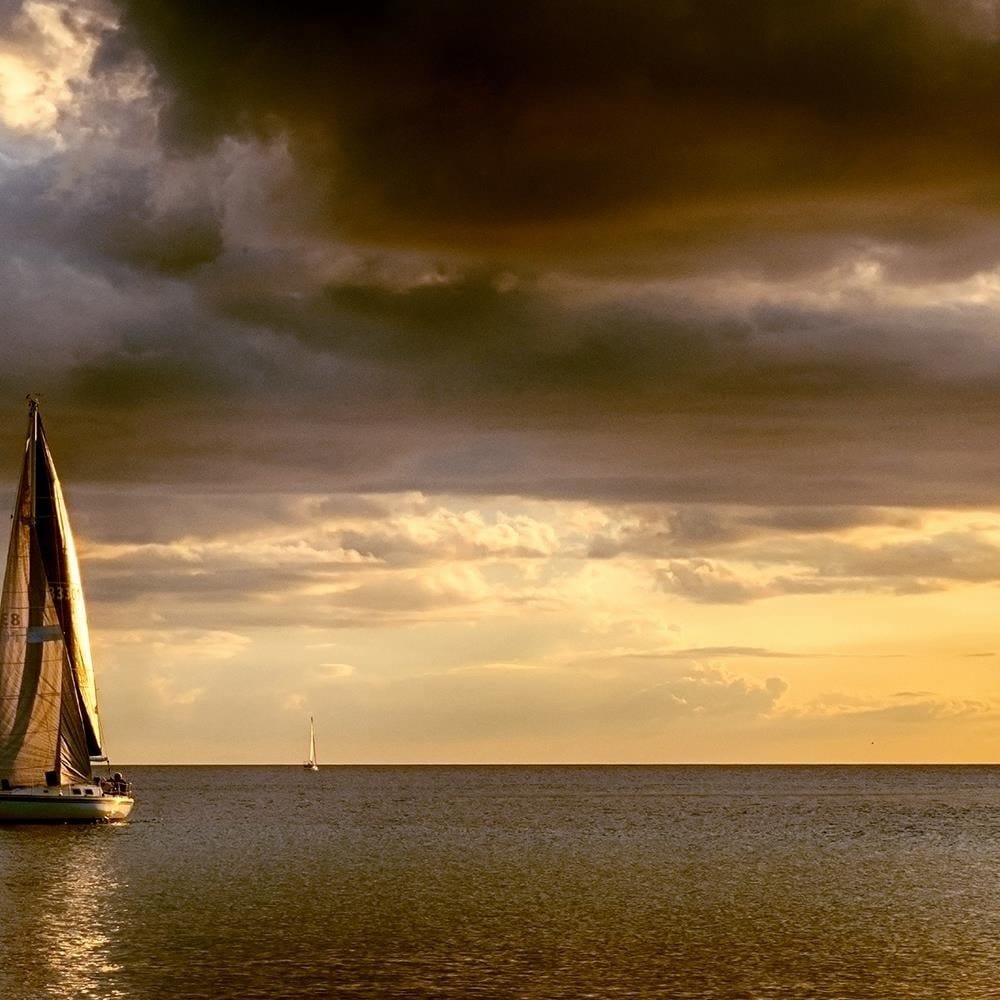 Glezna baltā rāmī - Sailboats At Sea Home Trends DECO