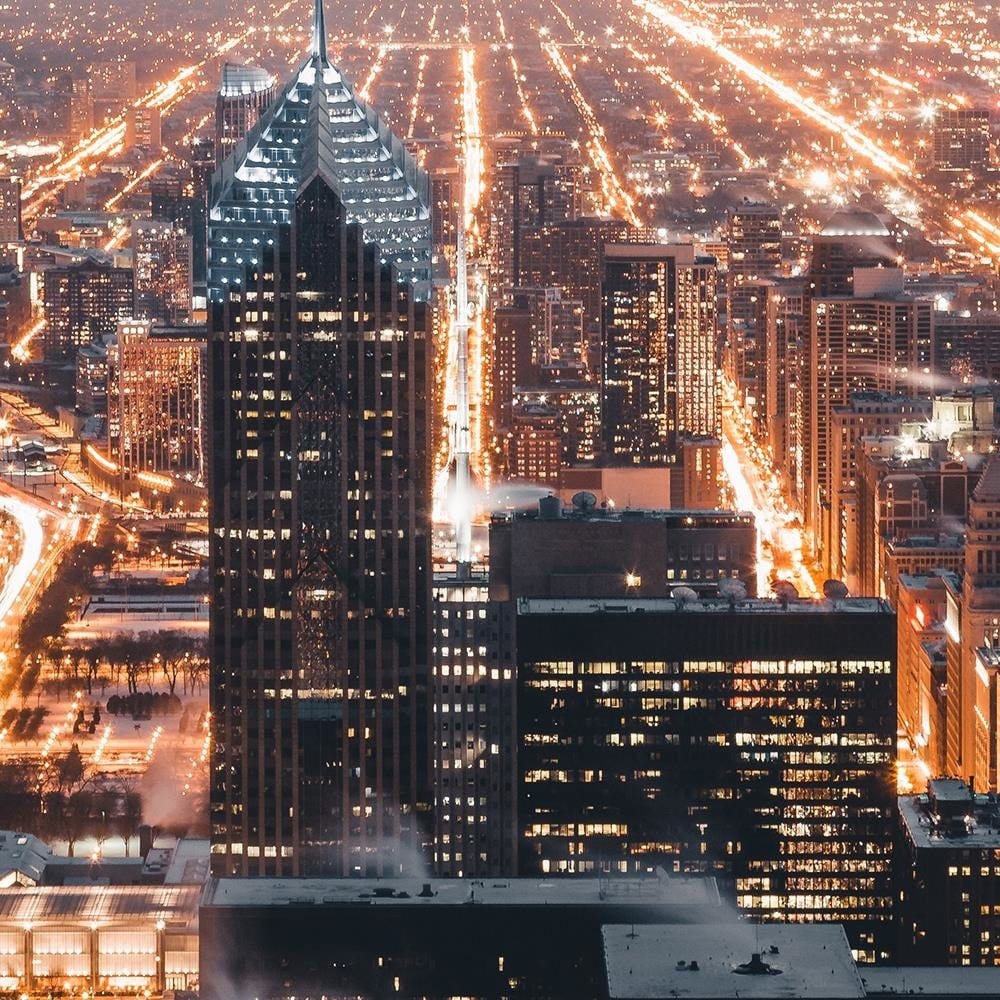 Glezna baltā rāmī - Skyscrapers At Night Home Trends DECO
