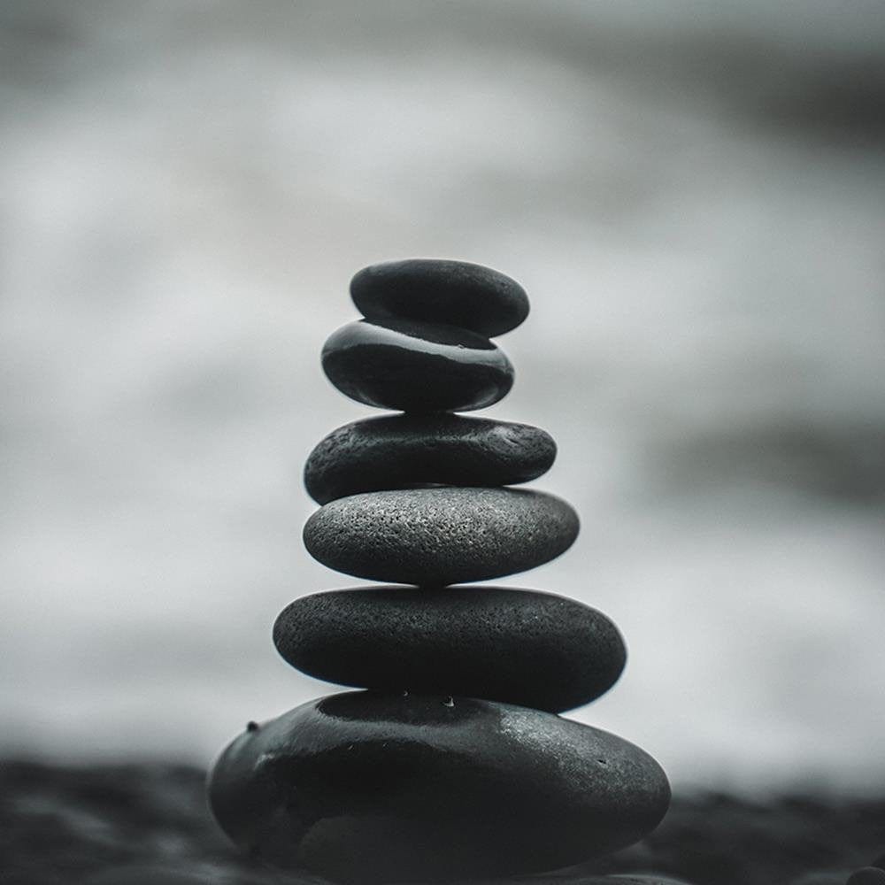 Glezna baltā rāmī - Stacked Stones Home Trends DECO