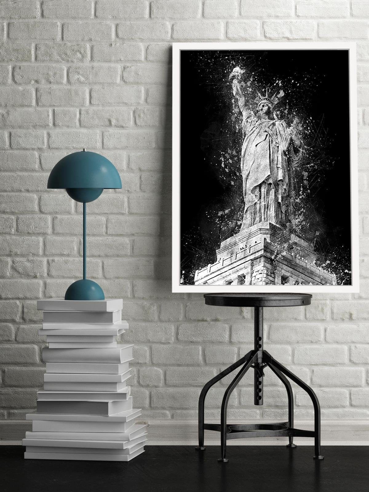 Glezna baltā rāmī - Statue Of Liberty At Night Home Trends DECO