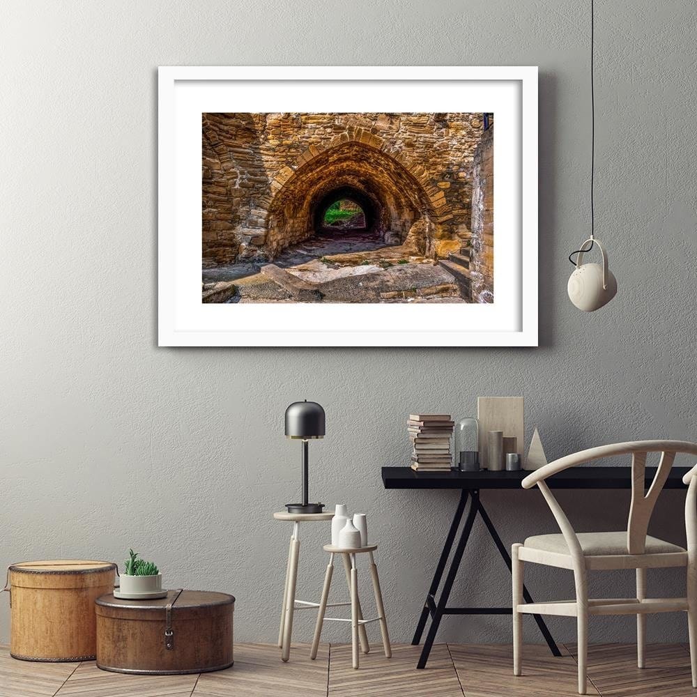 Glezna baltā rāmī - Stone Tunnel Home Trends DECO
