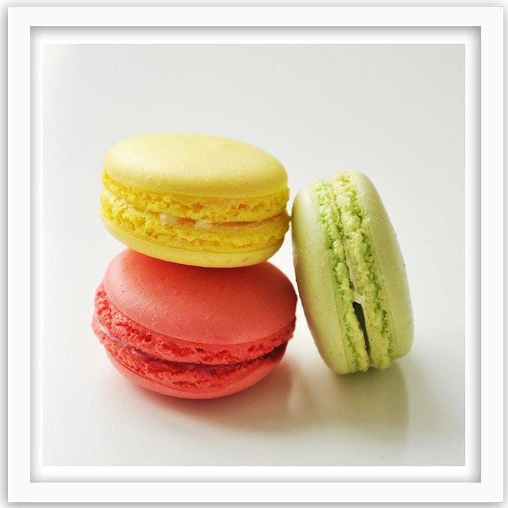 Glezna baltā rāmī - Tasty Macaroons Home Trends DECO