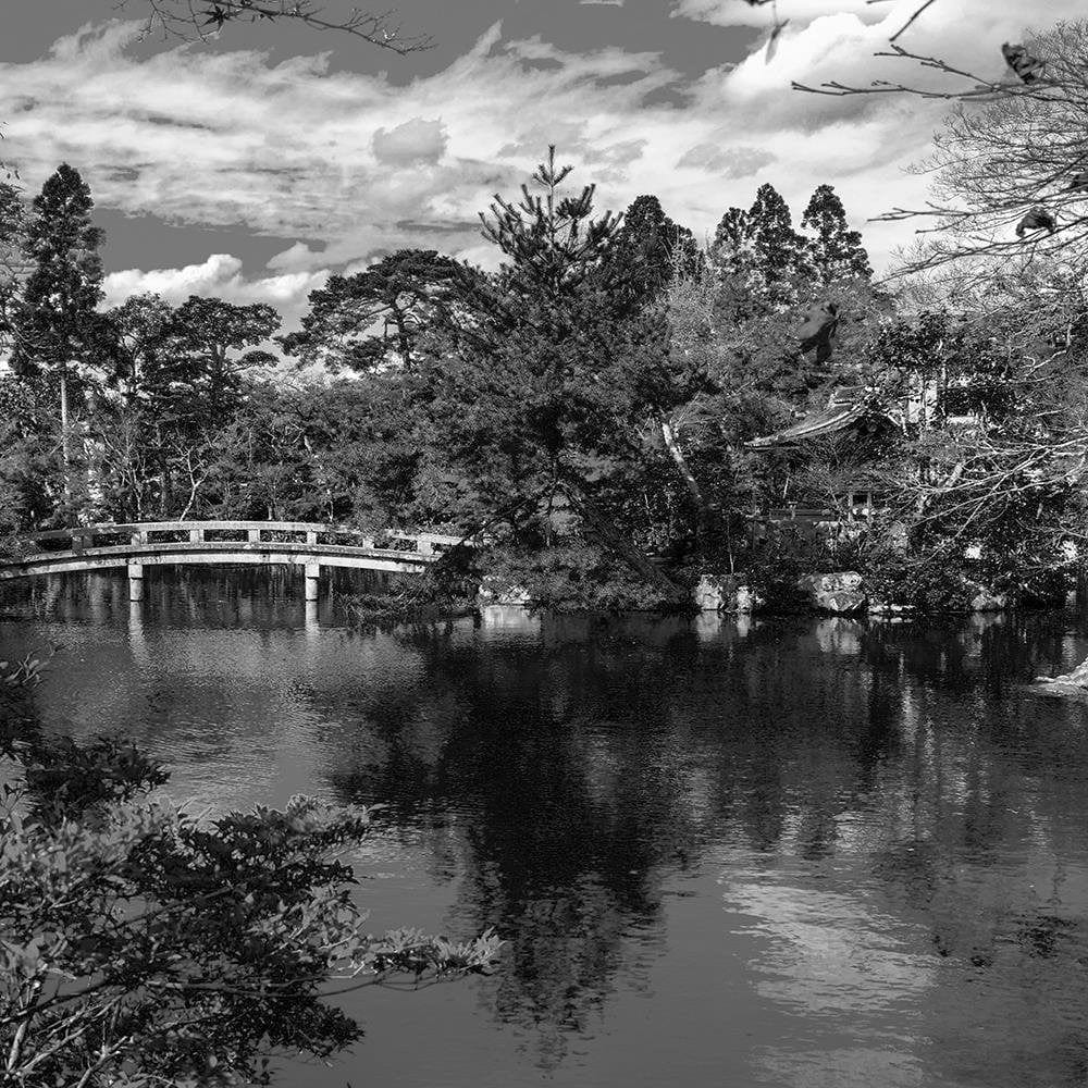 Glezna baltā rāmī - The Bridge Over The River In The Park 2 Home Trends DECO