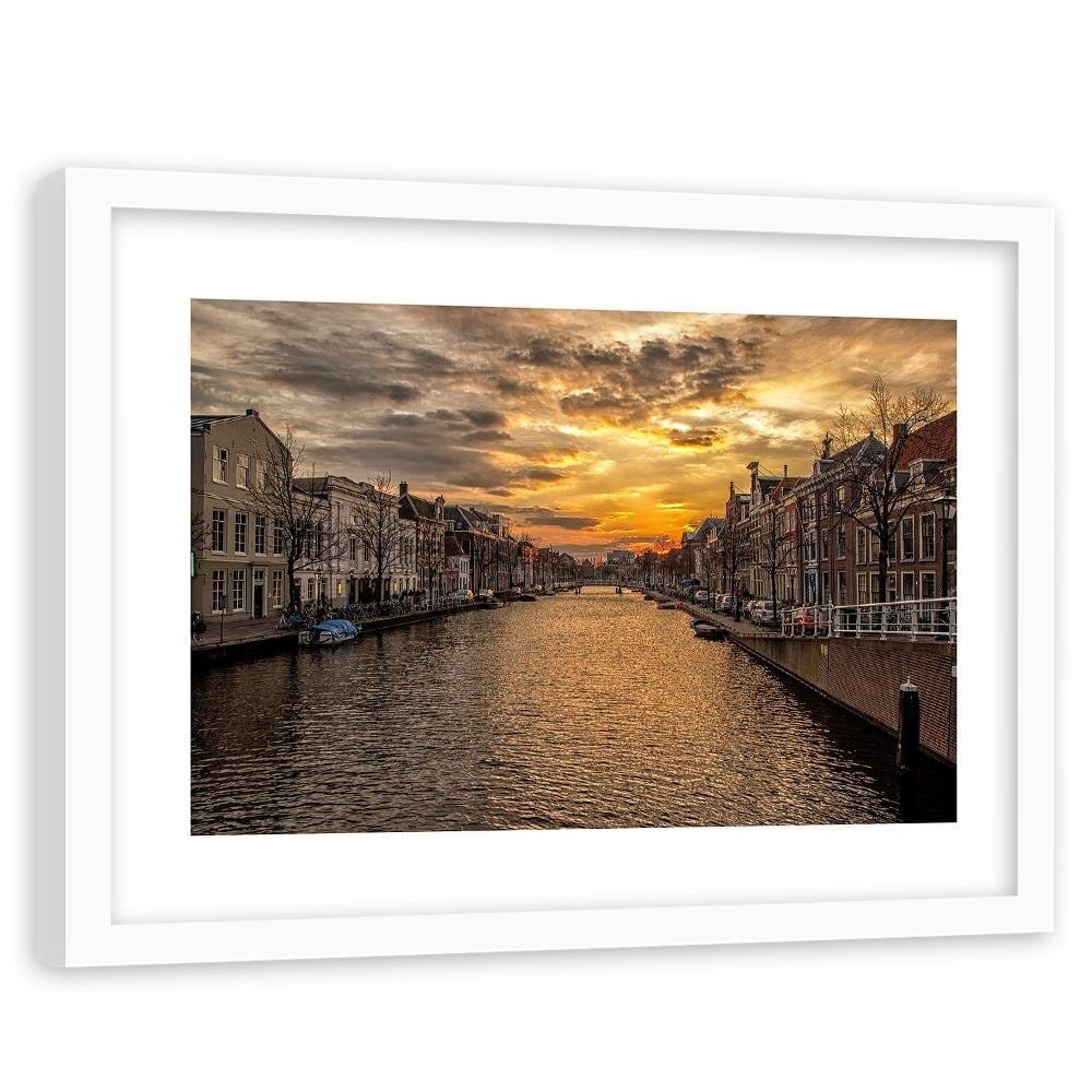 Glezna baltā rāmī - The City On The River Home Trends DECO
