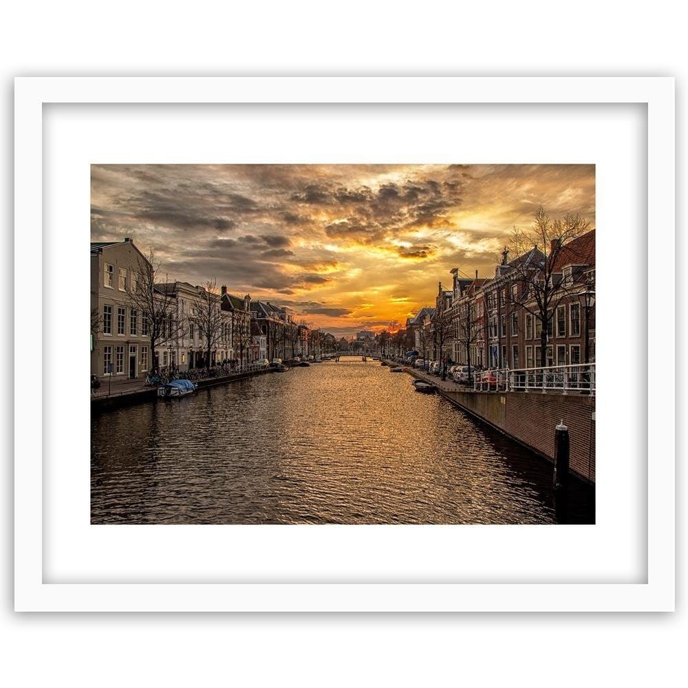 Glezna baltā rāmī - The City On The River Home Trends DECO