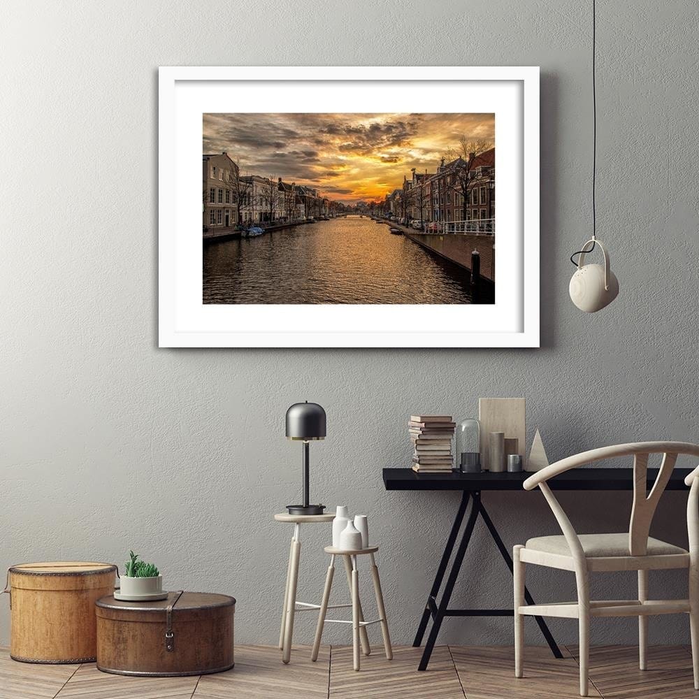 Glezna baltā rāmī - The City On The River Home Trends DECO