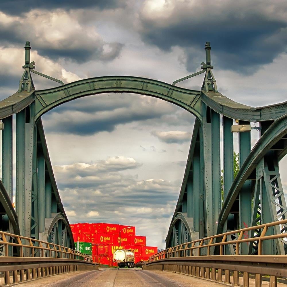 Glezna baltā rāmī - The Great Iron Bridge Home Trends DECO