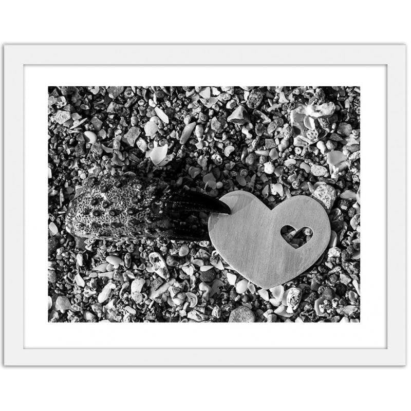 Glezna baltā rāmī - The heart against the background of shells Home Trends DECO
