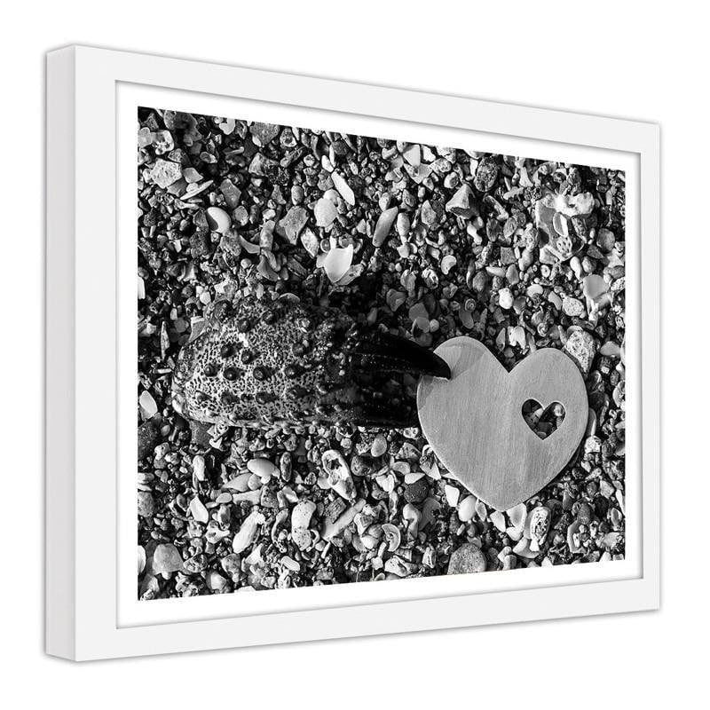 Glezna baltā rāmī - The heart against the background of shells Home Trends DECO