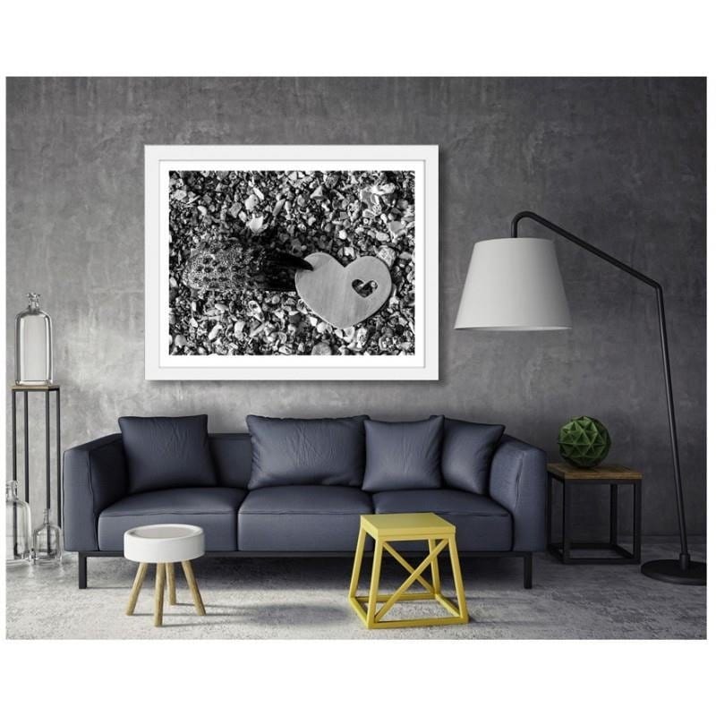 Glezna baltā rāmī - The heart against the background of shells Home Trends DECO