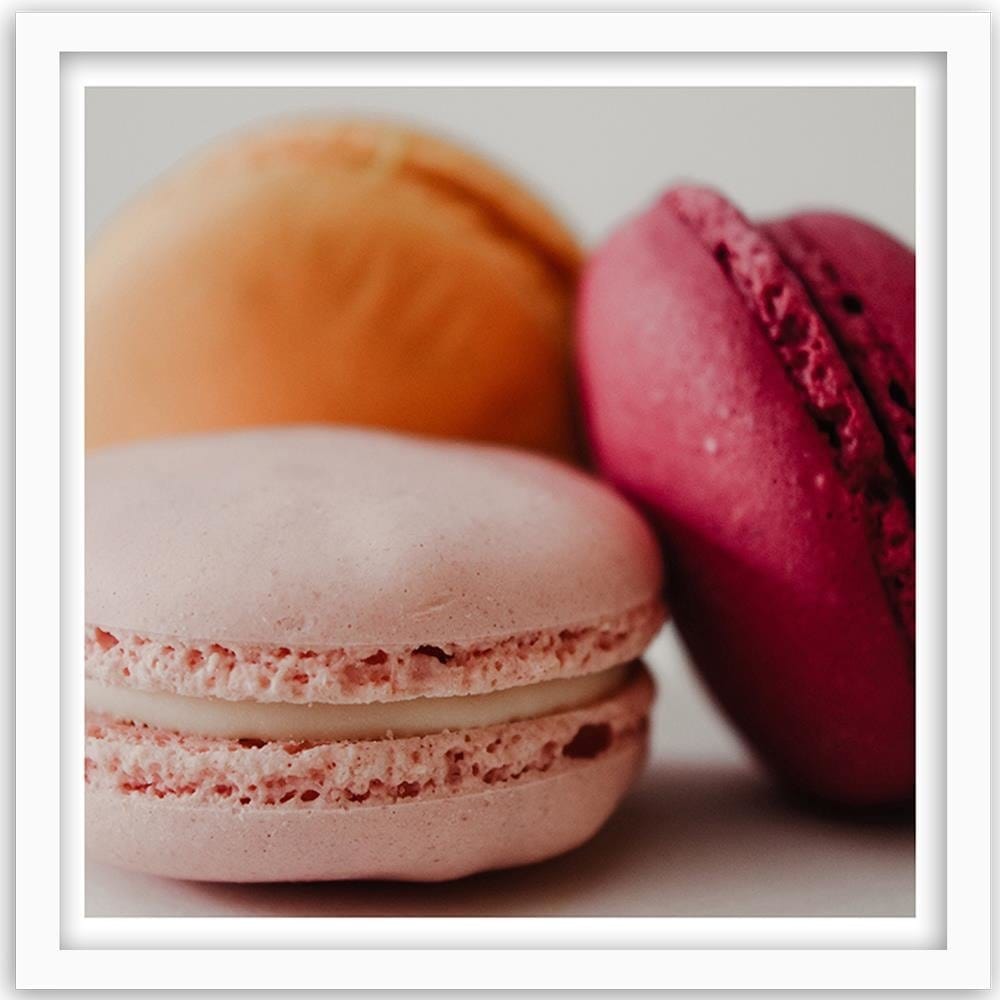 Glezna baltā rāmī - Three Colorful Macaroons Home Trends DECO
