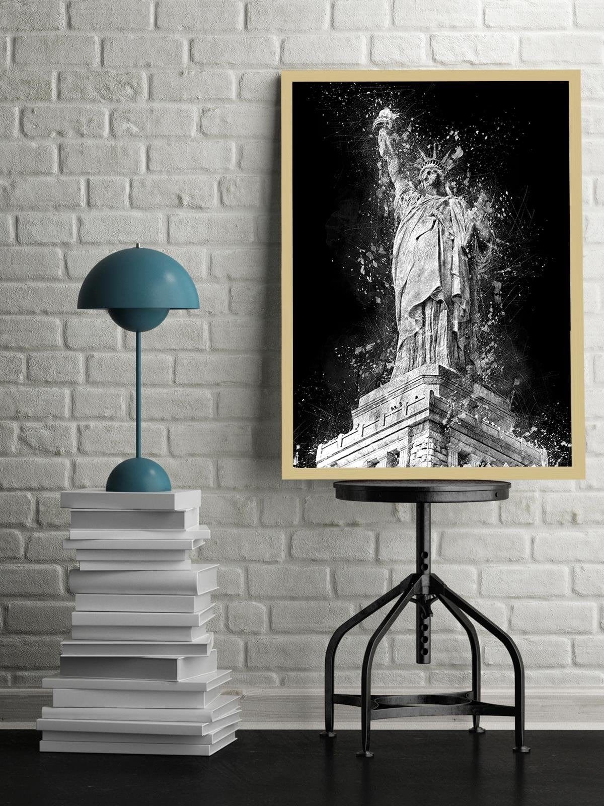 Glezna bēšā rāmī - Statue Of Liberty At Night Home Trends DECO