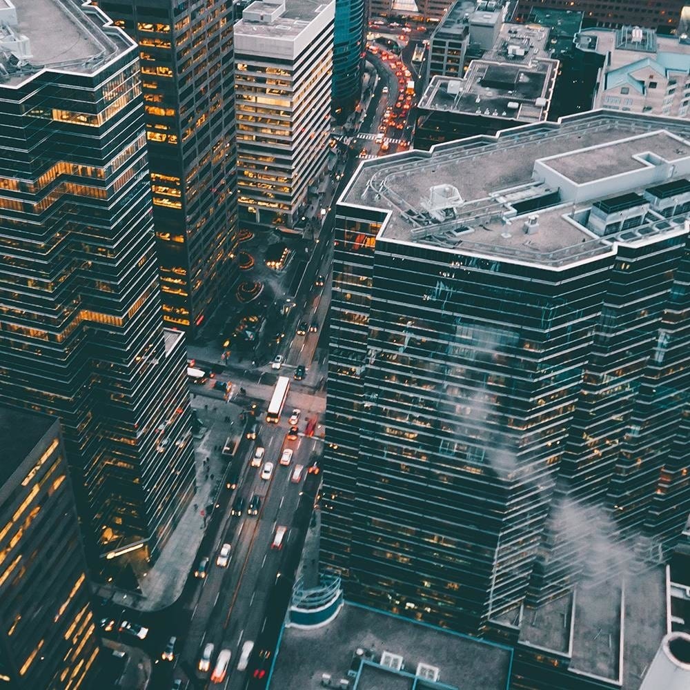 Glezna brūnā rāmī - A Modern City With A Bird Home Trends DECO