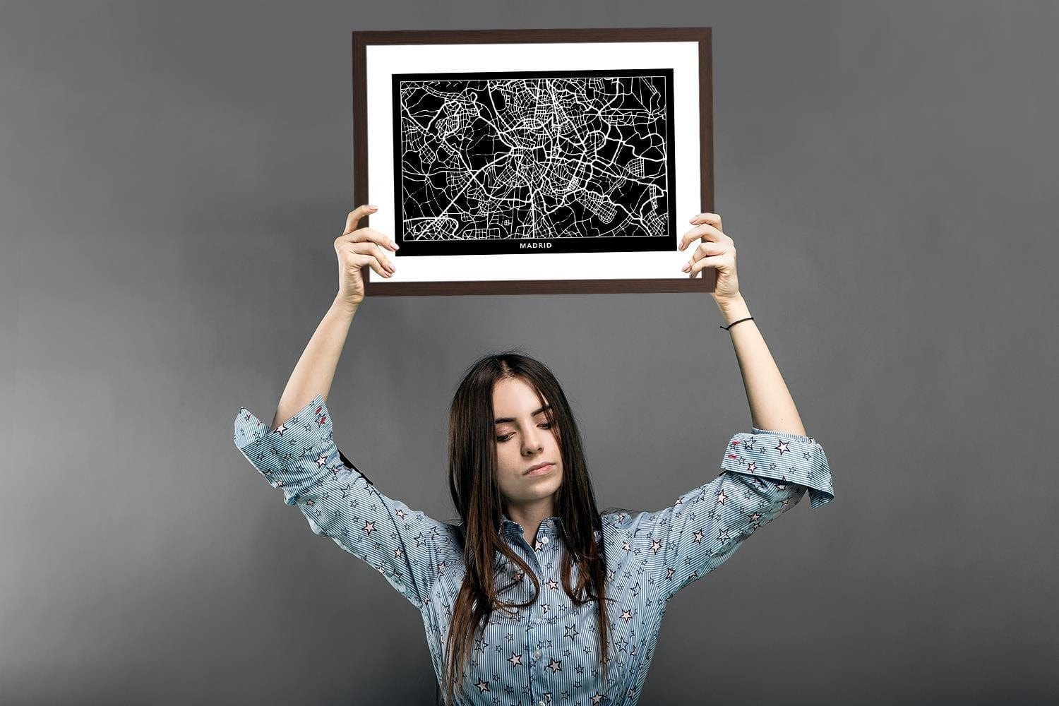 Glezna brūnā rāmī - City In Madrid Home Trends DECO