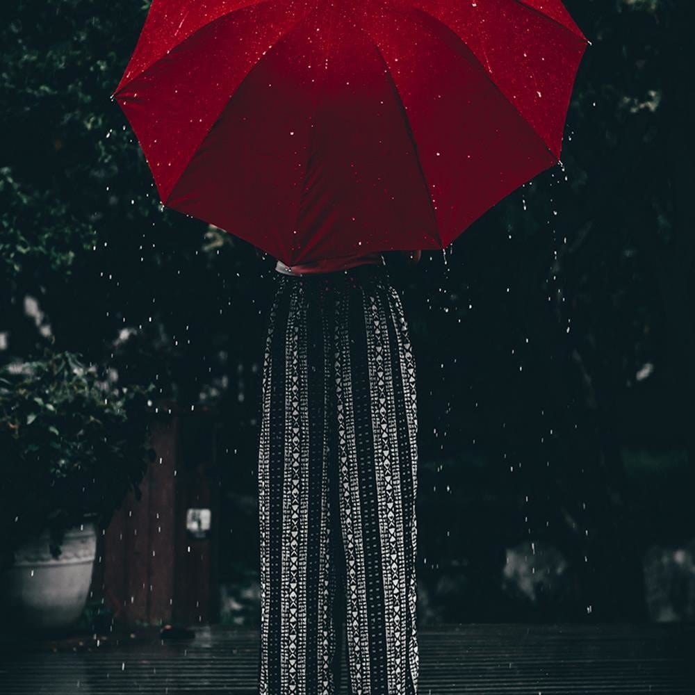 Glezna brūnā rāmī - Red Umbrella In The Rain Home Trends DECO