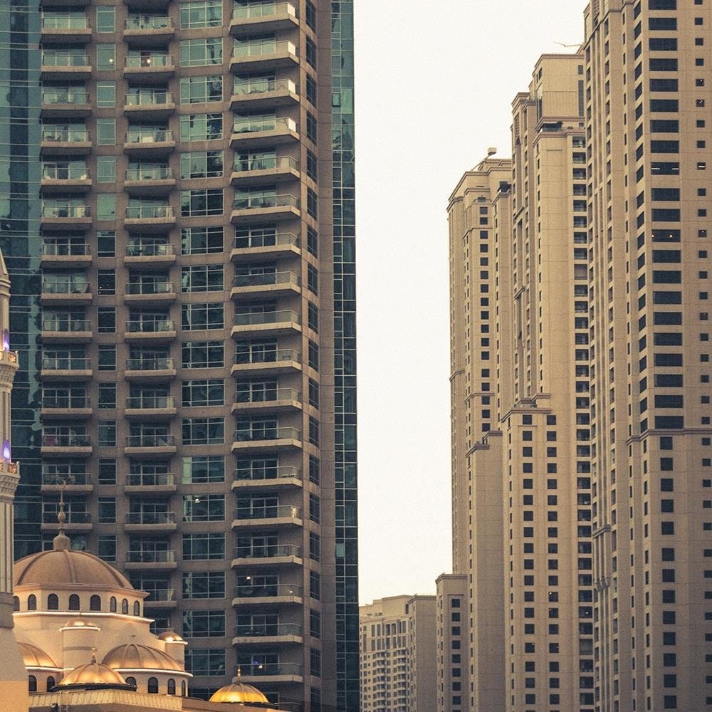 Glezna brūnā rāmī - Skyscrapers In Dubai Home Trends DECO