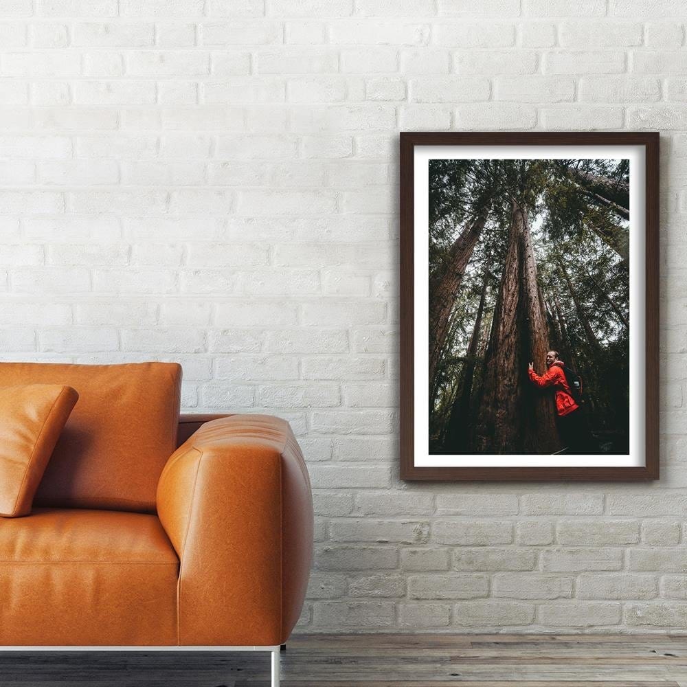 Glezna brūnā rāmī - The Man At The Tree Home Trends DECO