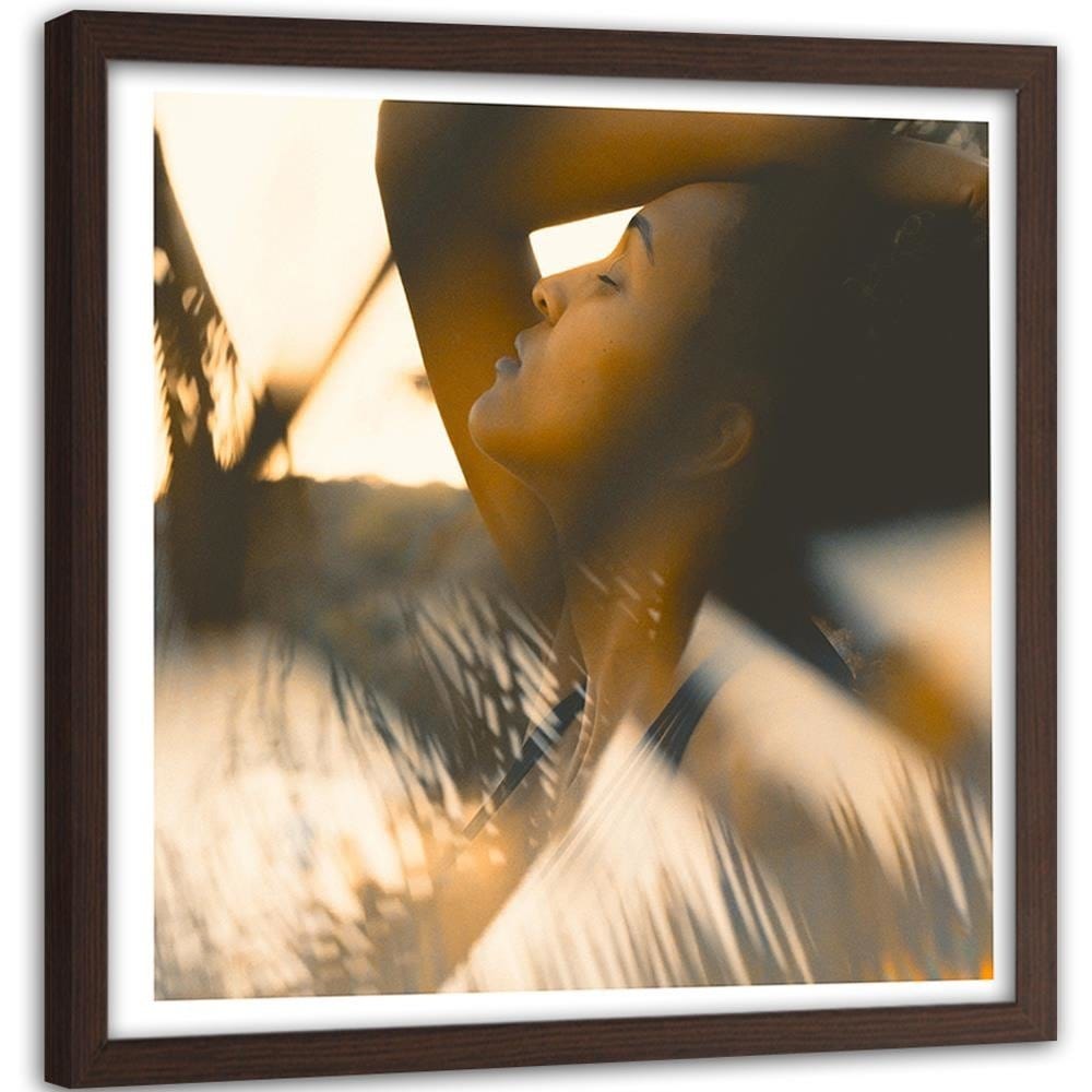 Glezna brūnā rāmī - Young Woman Home Trends DECO
