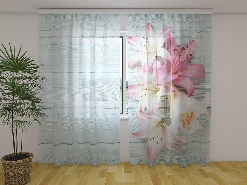 Dienas un nakts aizkari - Krāsainas lilijas uz koka 180 x 140 cm (2X 90x140 cm) / Сaurspīdīgs šifons E-interjers.lv