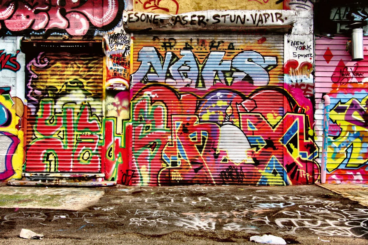 Flizelīna fototapetes - Iela ar grafiti (daudzkrāsainas) D-ART
