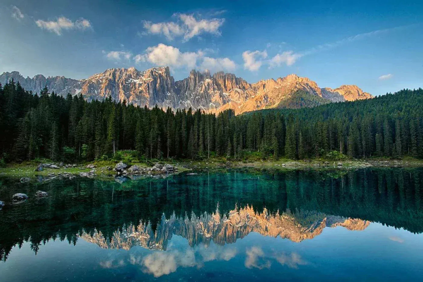 Fototapetes ar dabu - Lago di Carezza ezers, 375x250 cm D-ART