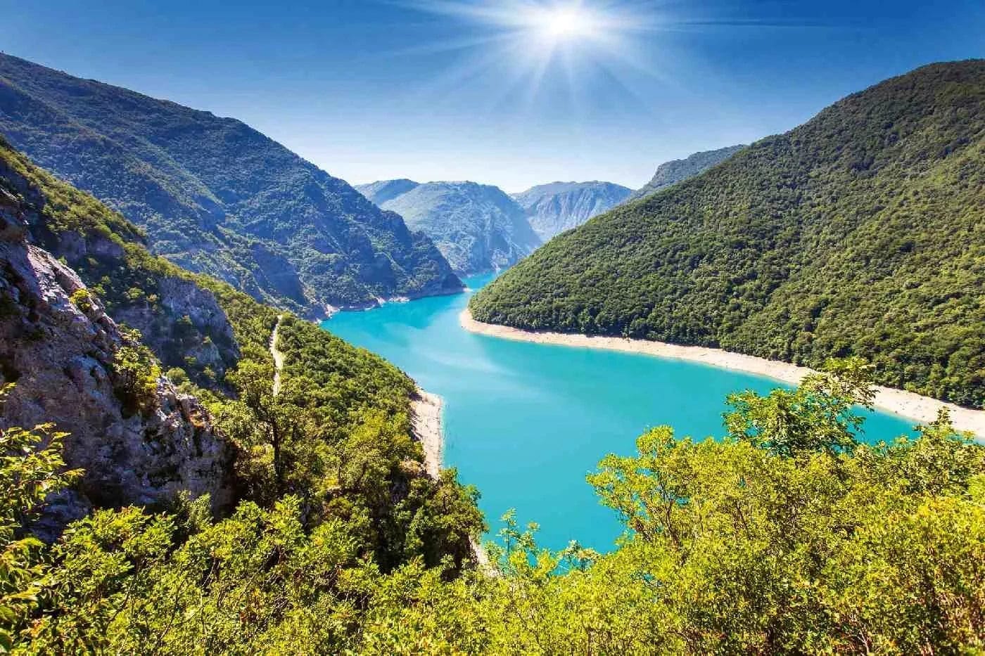 Fototapetes ar dabu - Piva kanjona ezers, 375x250 cm D-ART