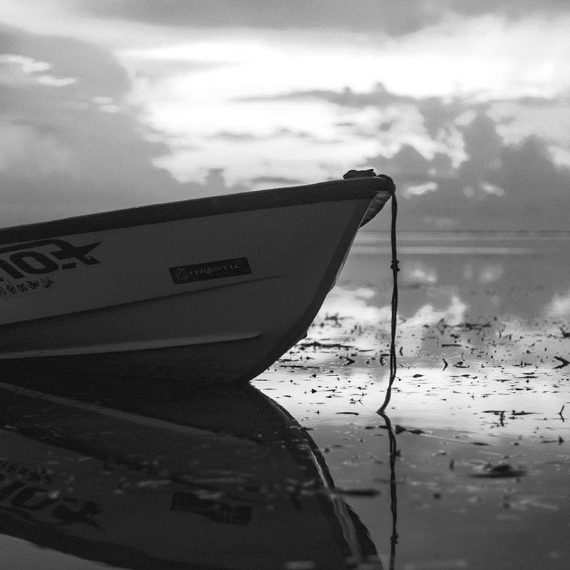 Glezna melnā rāmī - A Boat On The Sea 2  Home Trends