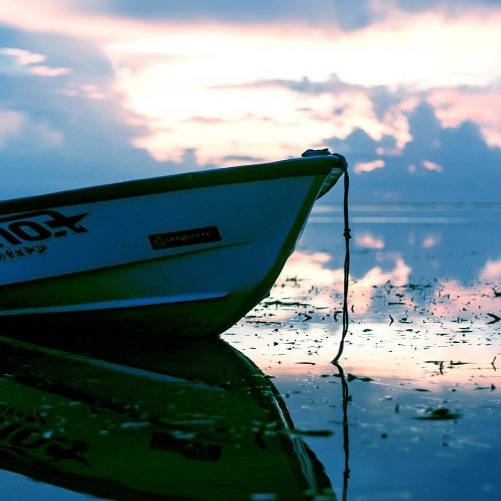 Glezna melnā rāmī - A Boat On The Sea 3  Home Trends