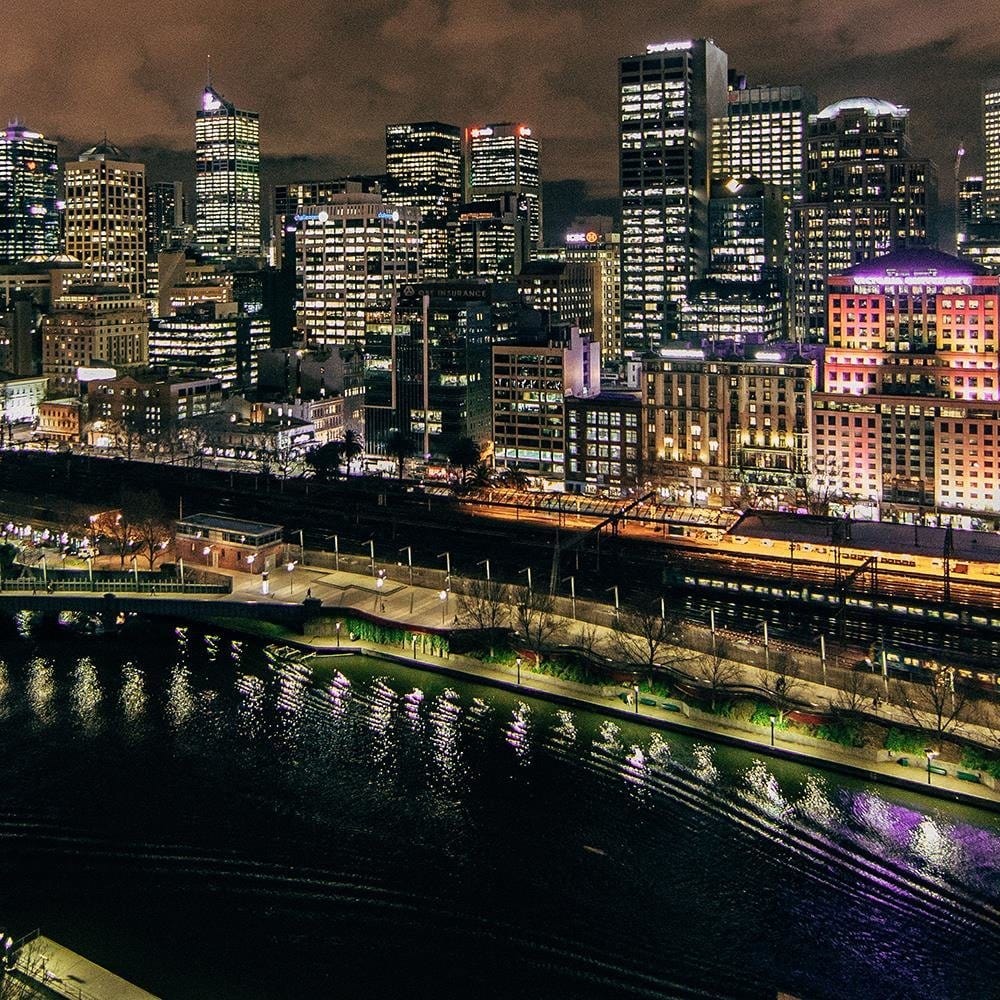 Glezna melnā rāmī - Modern City At Night  Home Trends