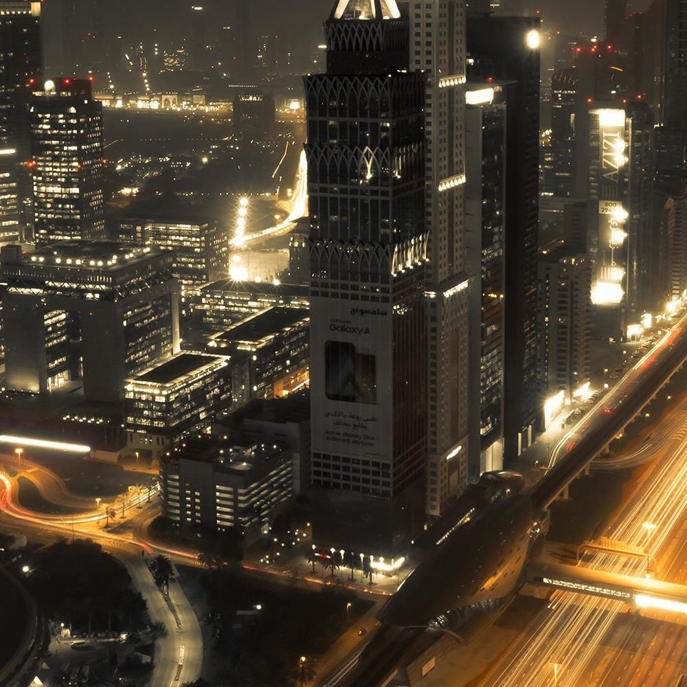 Glezna melnā rāmī - Panorama Of Dubai At Night  Home Trends