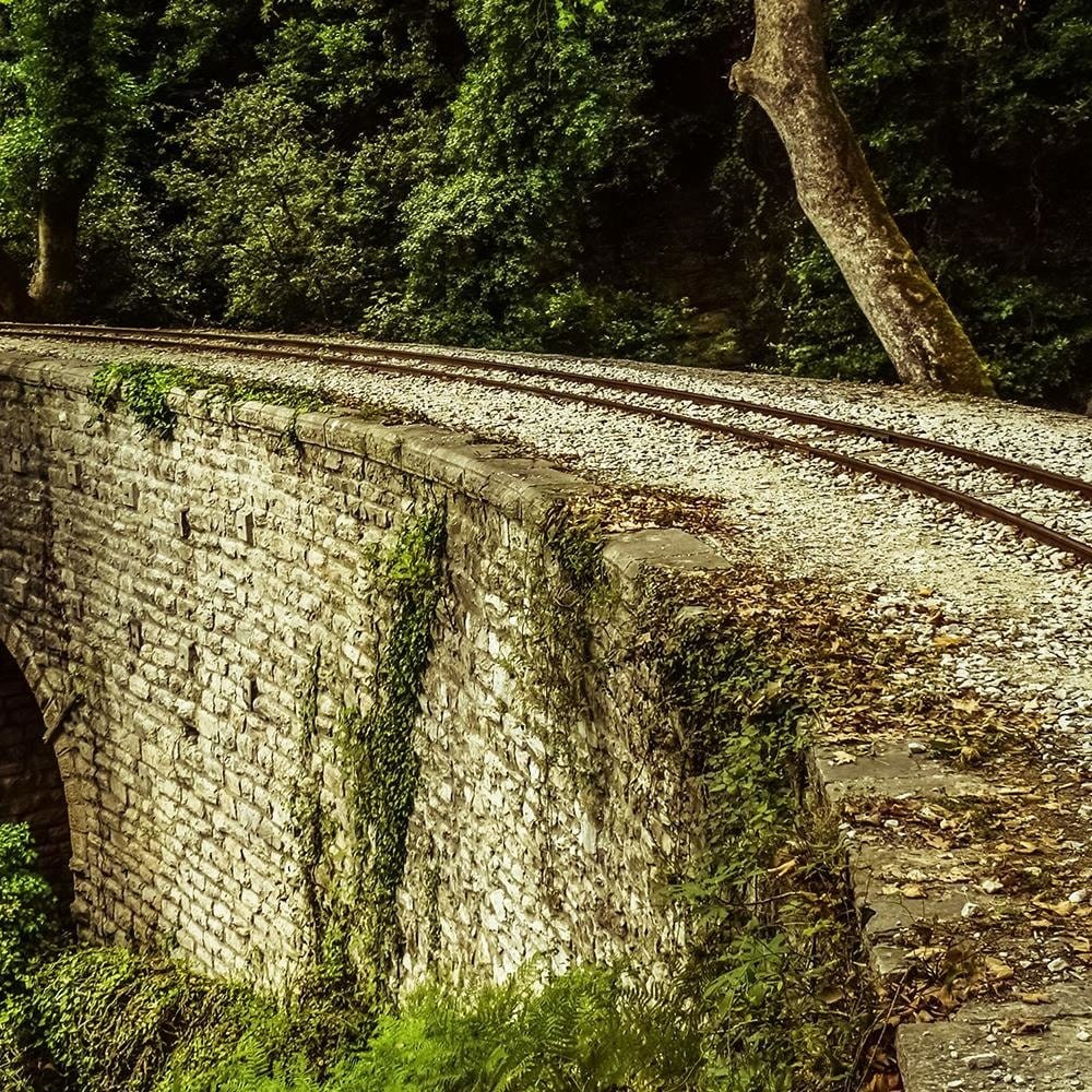 Glezna melnā rāmī - Railway Viaduct  Home Trends