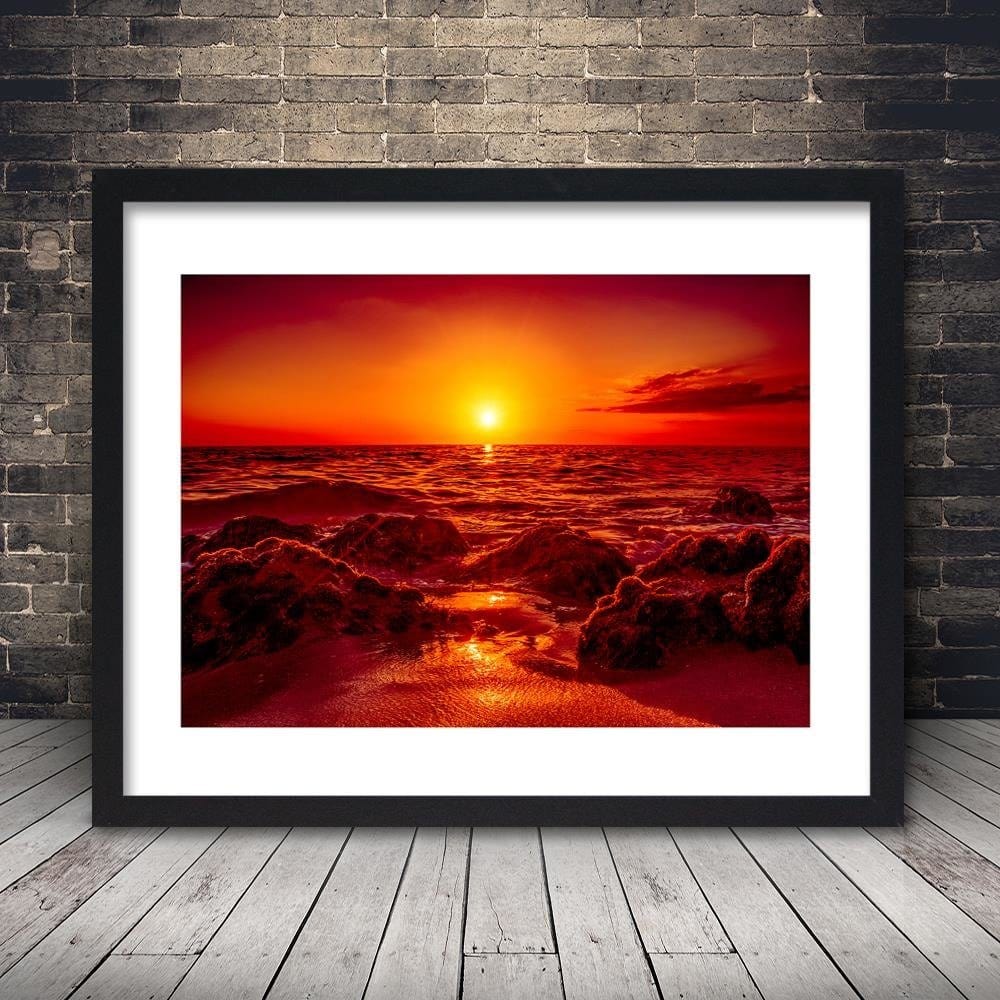 Glezna melnā rāmī - Red Sunset Over The Sea  Home Trends