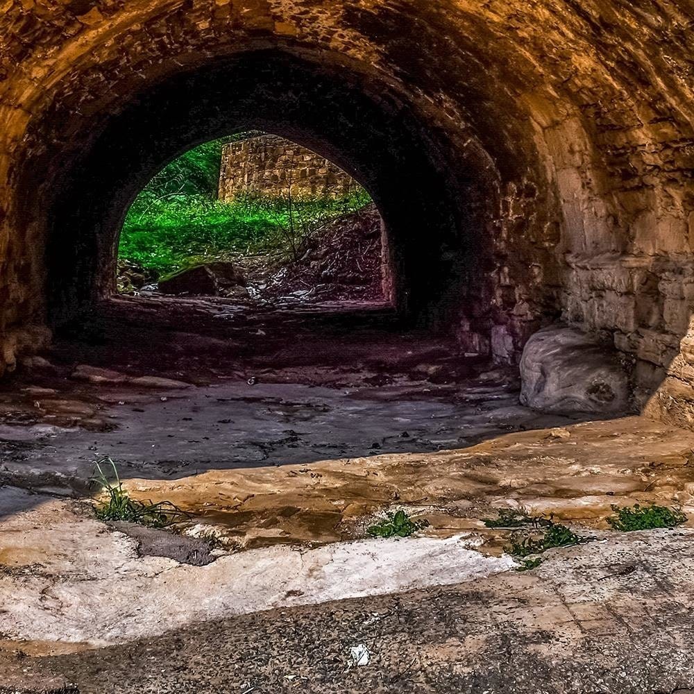 Glezna melnā rāmī - Stone Tunnel  Home Trends