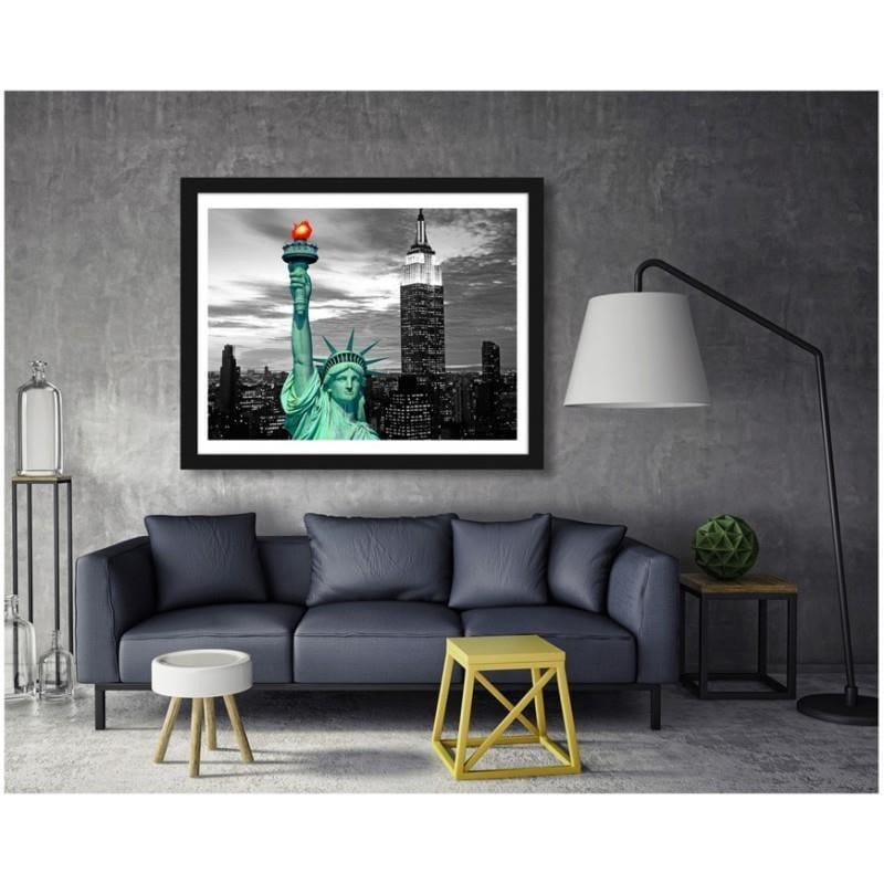 Glezna melnā rāmī - The Statue of Liberty and New York City  Home Trends