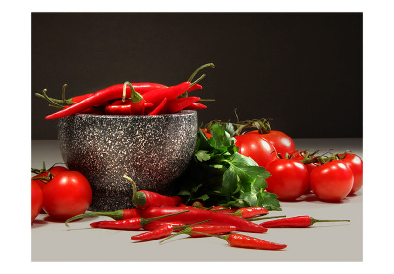 Fototapetes ar sarkaniem pipariem un tomātiem uz melna fona