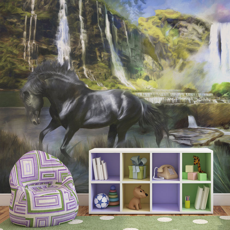 Fototapetes ar meža skatu - Zirgs uz debeszilā ūdenskrituma fona