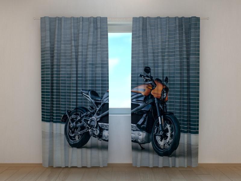 Dienas un nakts aizkari - Melns motocikls Harley Davidson