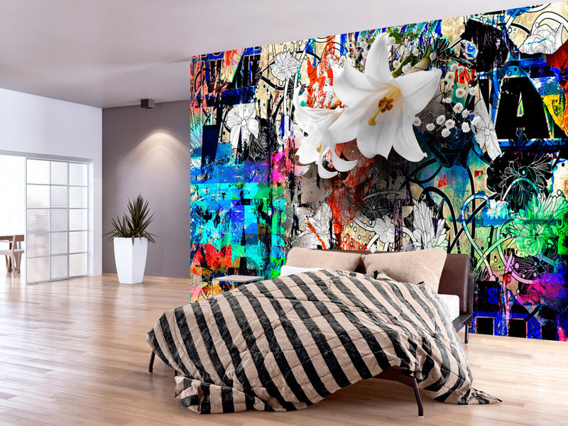 Daudzkrāsainas fototapetes ar lilijām un grafiti  guļamistabā