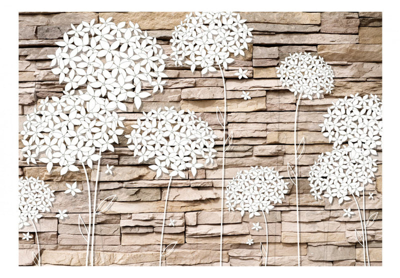 Fototapetes ar stilizētiem baltiem ziediem uz akmens fona uz sienas