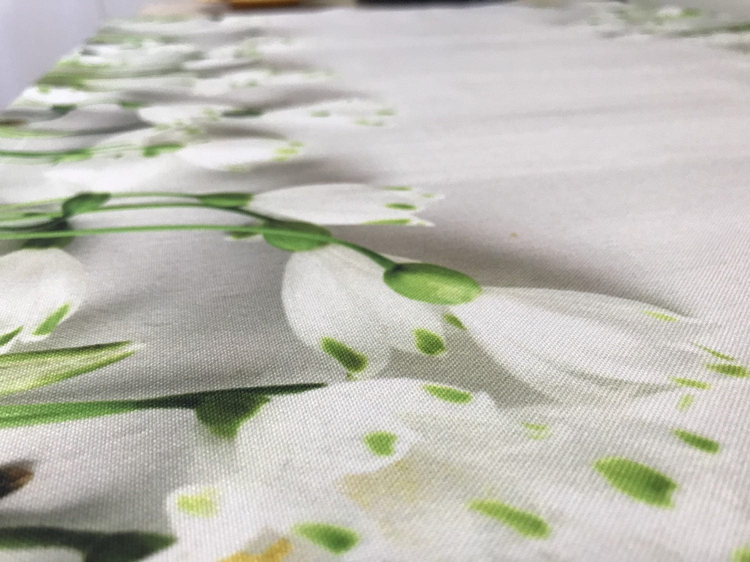 Galdauts - Baltie ziedi uz balta fona Home Trends
