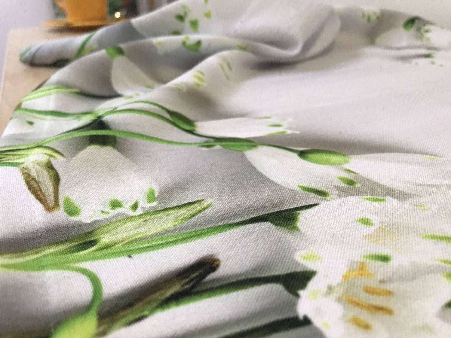 Galdauts - Baltie ziedi uz balta fona Home Trends