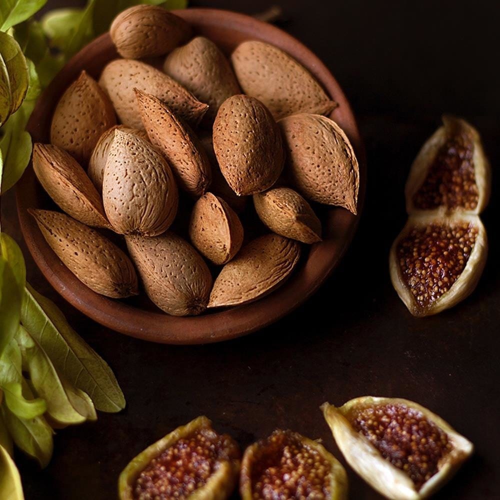 Glezna baltā rāmī - Almonds In The Shell  Home Trends DECO