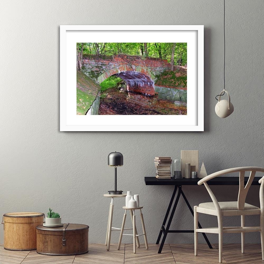Glezna baltā rāmī - Brick Bridge  Home Trends DECO