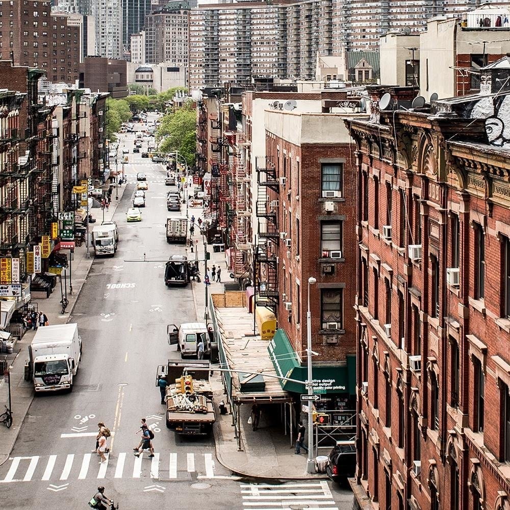 Glezna baltā rāmī - Chinatown In New York City  Home Trends DECO