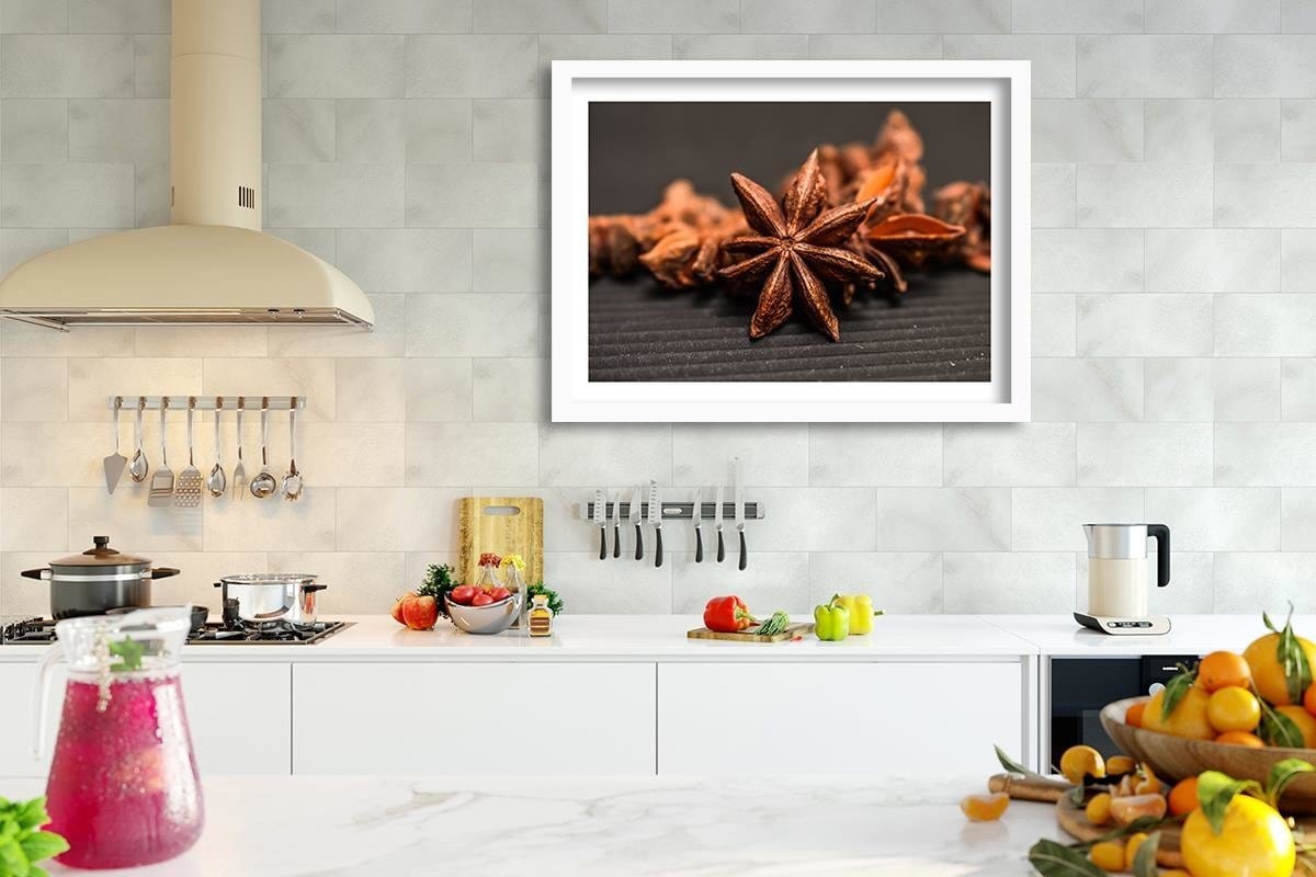 Glezna baltā rāmī - Cinnamon  Home Trends DECO