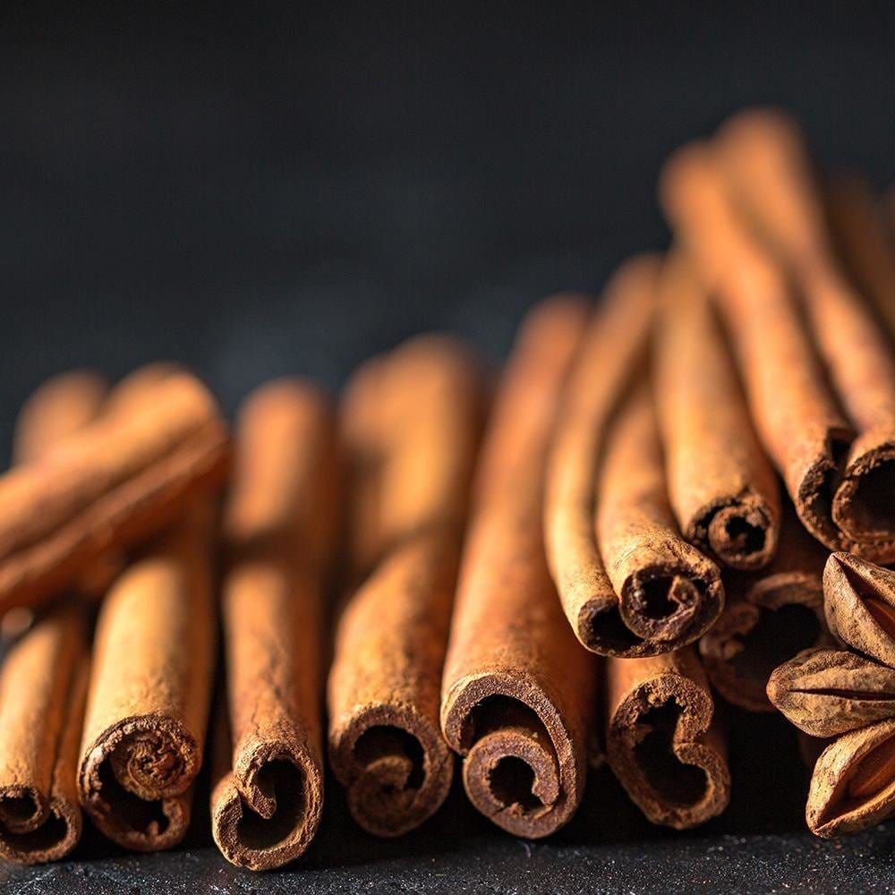 Glezna baltā rāmī - Cinnamon Sticks  Home Trends DECO